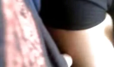 BJ de la femme assise porno gratuite hd sur une chaise