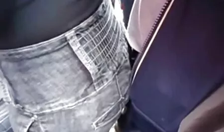Maman baise l'ami de son fils pendant un JEU DE POKER film xxx porno hd