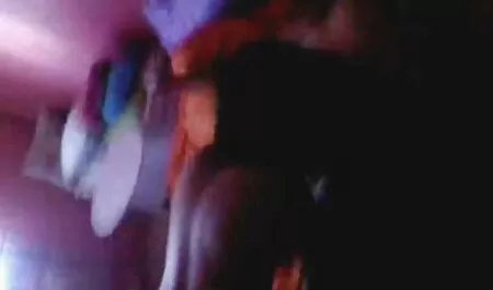 Kinky Girl video porno français hd poing et joue avec des jouets